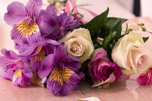 Yaz buketi. Pembe ve beyaz güller