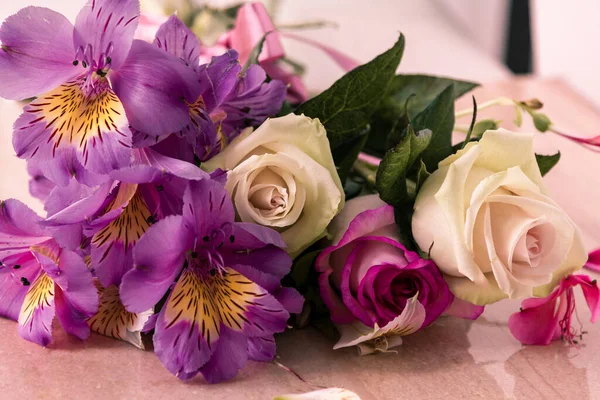 Yaz buketi. Pembe ve beyaz güller