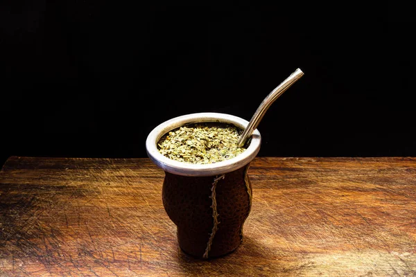 Mate Argentino Sobre Madera Con Fondo Negro — Foto de Stock