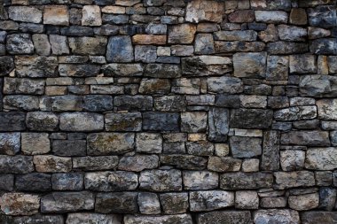 Eski granit bir duvarın parçası. Havan topu çalışmıyor ve nişan almıyor..