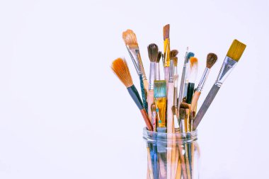 Bardaktaki sanat fırçaları.
