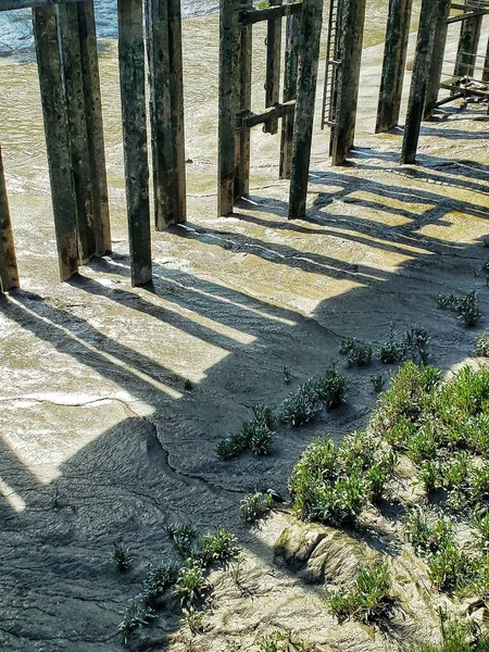 Schatten Einer Zerstörten Seebrücke Gezeitenbecken Bristol England — Stockfoto