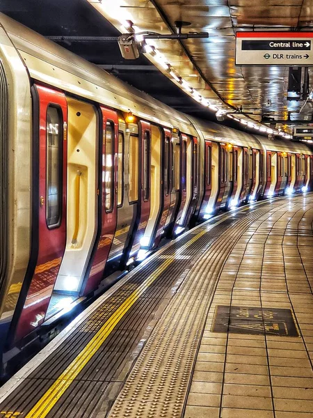 Londra metrosu treni durdurdu