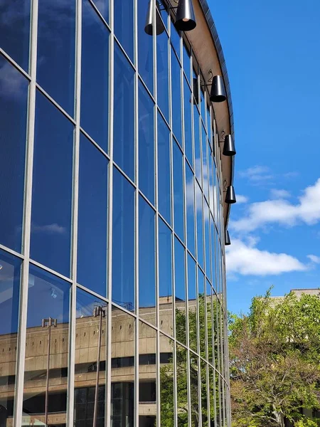 Reflexão Edifícios Nuvens Janelas — Fotografia de Stock