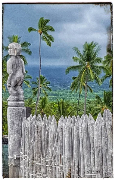 Tahta heykeli olan Hawaii manzarası