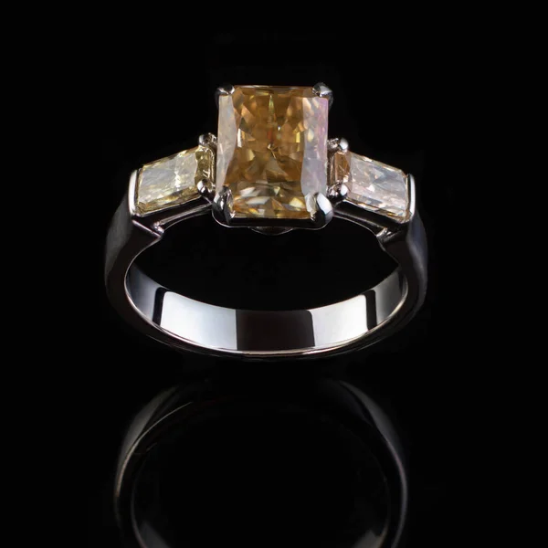 Biżuteria, złoty pierścionek z diamentem na czarnym tle, odbicie od błyszczącej powierzchni — Zdjęcie stockowe