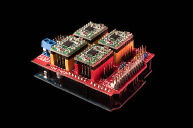 CNC kalkanı. Siyah arka planda Arduino UNO yönetim kurulu, kapatın. Programlama ve prototip için mikro denetleyici