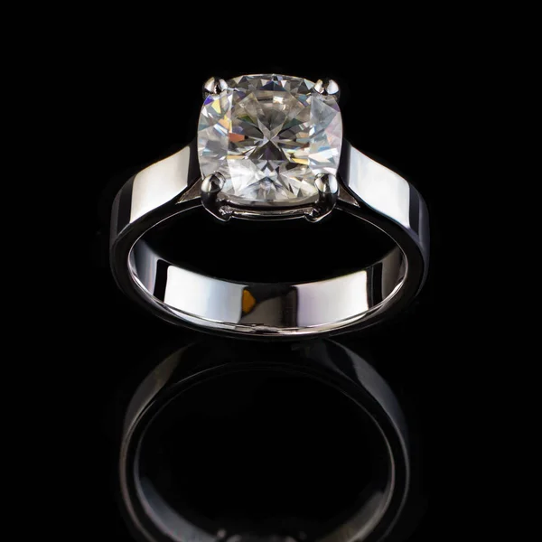 Jewelry Golden Ring Diamond Black Background Reflection Shiny Surface — Stock Photo, Image