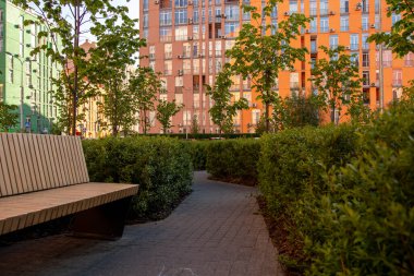 Güneşli bir günde Kiev 'in Dinyeper bölgesindeki modern konut kompleksi. Ülke Ukrayna