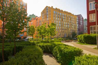 Güneşli bir günde Kiev 'in Dinyeper bölgesindeki modern konut kompleksi. Ülke Ukrayna