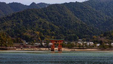Resim Miyajima 'daki feribottan itsukushima tapınağına götürüldü.