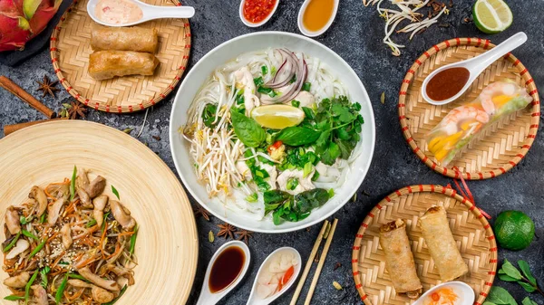 Çeşit çeşit Asya yemeği, Vietnam yemeği. Pho ga, pho bo, noodles, spring roll top view