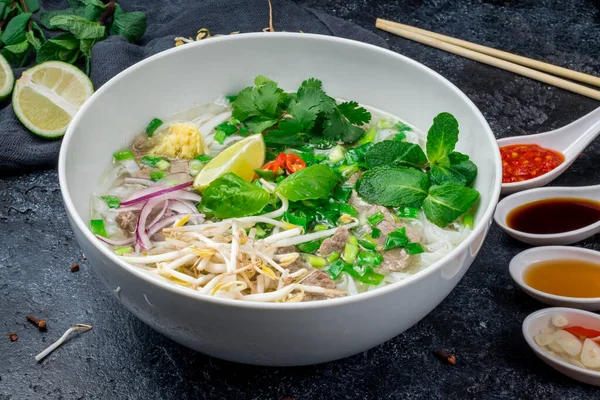 Sopa Pho Sobre Mesa Hormigón Negro —  Fotos de Stock