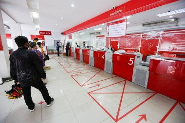 Bangkok, Tayland-2020 Nisan 2020. İnsanlar Tayland posta servisini kullanırken sıraya giriyorlar. Virüsün bulaşmasını önlemek için, Covid 19