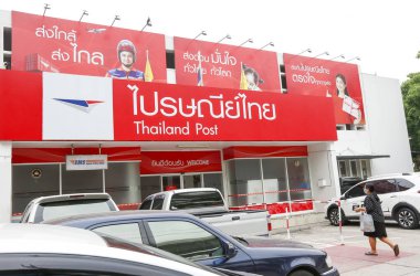 Bangkok, Tayland-2020 Nisan 2020. Tayland posta servisini kullanan insanlar. 