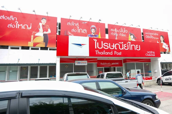 Bangkok, Tayland-2020 Nisan 2020. Tayland posta servisini kullanan insanlar. 