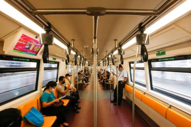 Bangkok, Tayland 25 Mart 2020. BTS trenindeki yolcular kendilerini Covid-19 'dan korumak için maske takarlar. Demiryolu departmanı tüm demiryolu yolcularının yüz maskesi takmasını ve yolculuk sırasında birbirleri arasında yeterli alan bırakmasını şart koşuyor.
