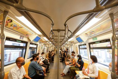 Bangkok, Tayland 25 Mart 2020. BTS trenindeki yolcular kendilerini Covid-19 'dan korumak için maske takarlar. Demiryolu departmanı tüm demiryolu yolcularının yüz maskesi takmasını ve yolculuk sırasında birbirleri arasında yeterli alan bırakmasını şart koşuyor.