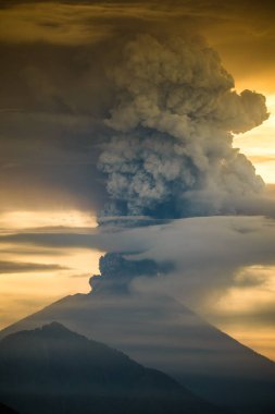 Agung yanardağının patlaması Endonezya 'da Abang
