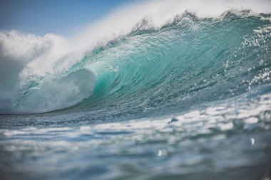 Okyanustaki mükemmel fıçı dalgası