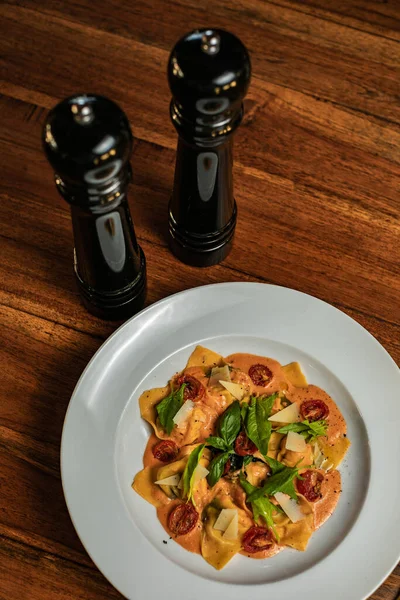 Kırmızı domates soslu, fesleğen ve parmesan peynirli Tortellini makarna..