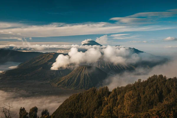 Bromo Tengger Semeru 'da sabah manzarası. Etkin volkan