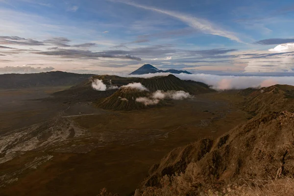 Ранковий огляд в Bromo Tengger Semeru. Активний вулкан — стокове фото