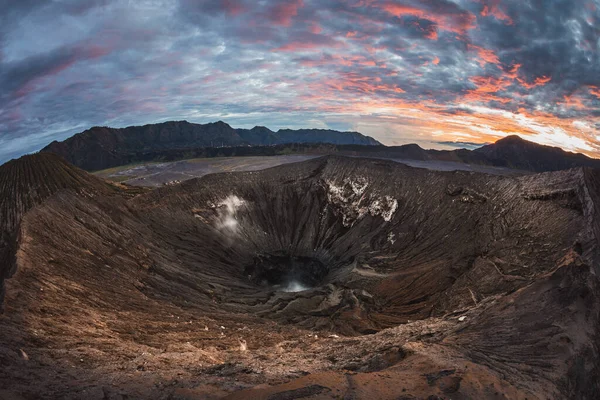 Napkelte kilátás Bromo Tengger Semeruban. Aktív vulkán — Stock Fotó