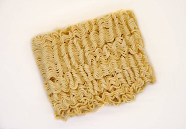 Beyaz arka planda hazır erişte. en üstteki görünüm