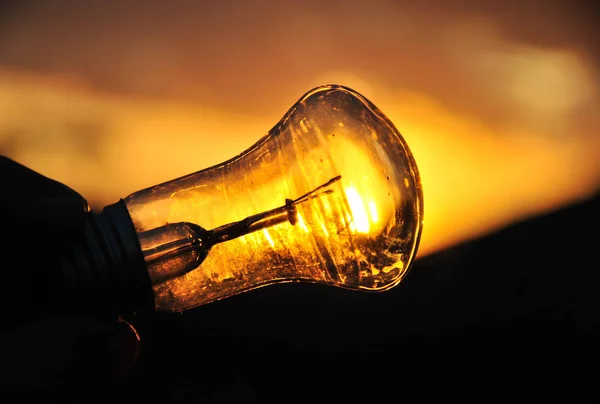 Günbatımında ampul, arka planda akşam bulanıklığı ve gölge