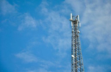 cep telefonu kulesi mavi gökyüzü arkaplanı ve metin için yer