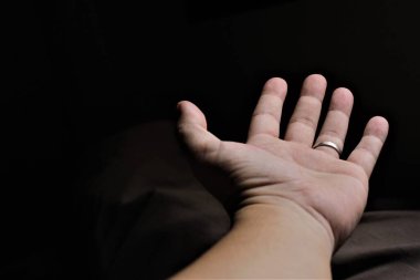 Bir adamın sol el resmi