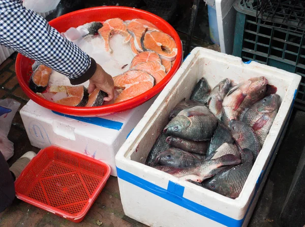 Wufeng, Taichung, Tayvan - 12 Nisan 2020 Wufeng geleneksel pazarında taze somon ve canlı balık satan bir balık tezgahı