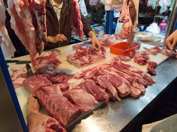 Wufeng, Taichung, Tayvan - 12 Nisan 2020: Wufeng geleneksel pazarında salgın sırasında taze domuz eti satan bir yer.
