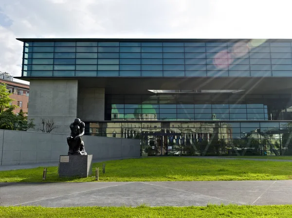 Muzeum Bylo Navrženo Architektem Tadaem Andem Trojúhelníkovým Tvarem Stavby Budova — Stock fotografie