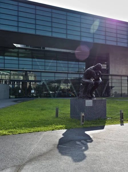 Müze mimar Tadao Ando tarafından üçgen şeklindeki yapısıyla tasarlandı. Düşünen, güçlü kasları ve güçlü bir yapısı olan hayati ve güçlü bir adamdır. Rodin 'in betimlediği hümanist ideoloji, Düşünen Adam' ın, 