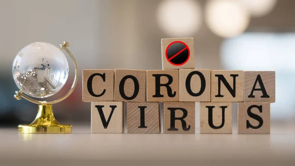 Coronavirus 'u kabul et. Corona virüsünün dünya çapında yayılmasını engelle ya da durdur. Ahşap bir masanın üzerinde duran harfler. Turistler Çin 'den seyahat etmeyi bırakırlar. Ve ilgili ülke