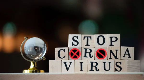 Coronavirus 'u kabul et. Corona virüsünün dünya çapında yayılmasını engelle ya da durdur. Ahşap bir masanın üzerinde duran harfler. Turistler Çin 'den seyahat etmeyi bırakırlar. Ve ilgili ülke