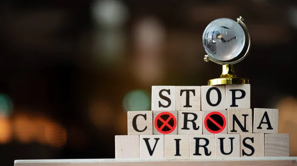 Coronavirus 'u kabul et. Corona virüsünün dünya çapında yayılmasını engelle ya da durdur. Ahşap bir masanın üzerinde duran harfler. Turistler Çin 'den seyahat etmeyi bırakırlar. Ve ilgili ülke