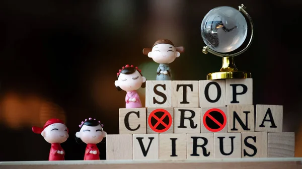Coronavirus 'u kabul et. Corona virüsünün dünya çapında yayılmasını engelle ya da durdur. Ahşap bir masanın üzerinde duran harfler. Turistler Çin 'den seyahat etmeyi bırakırlar. Ve ilgili ülke