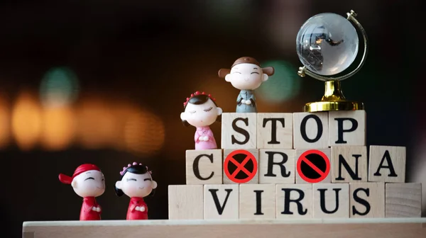 Coronavirus 'u kabul et. Corona virüsünün dünya çapında yayılmasını engelle ya da durdur. Ahşap bir masanın üzerinde duran harfler. Turistler Çin 'den seyahat etmeyi bırakırlar. Ve ilgili ülke