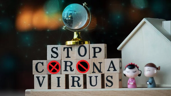 Coronavirus 'u kabul et. Covic-19 'un dünya çapında yayılmasına engel olun ya da engel olun. Ahşap bir masanın üzerinde duran harfler. Turistler Çin 'den seyahat etmeyi bırakırlar. Ve ilgili ülke