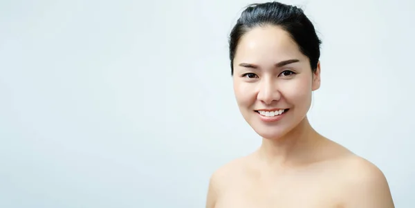 肖像ヌード若いアジアの女性美しい顔のクローズアップ幸せを感じる 健康的な白い歯で笑顔 良い体の皮膚 美とスキンケアのコンセプトのために白地に隔離され — ストック写真