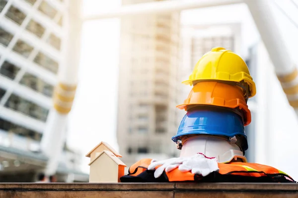 Kaliteli mühendisler ya da inşaat ekibi çalışması. Mühendislik ya da inşaat alanı ya da fabrika için güvenlik endişesi. Kask ve koruyucu teçhizat takmak, işçilerin endüstriyel işlerde ya da fabrikada yaşamlarını güvence altına alabilir.