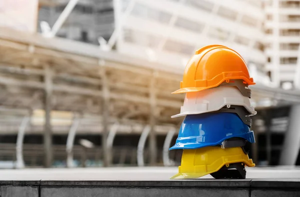 Kaliteli mühendisler ya da inşaat ekibi çalışması. Mühendislik ya da inşaat alanı ya da fabrika için güvenlik endişesi. Kask ve koruyucu teçhizat takmak, işçilerin endüstriyel işlerde ya da fabrikada yaşamlarını güvence altına alabilir.