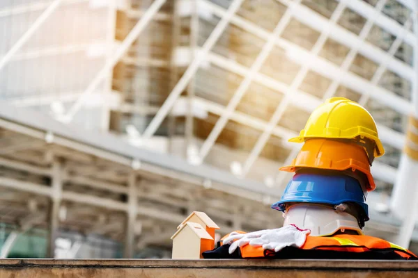 Kaliteli mühendisler ya da inşaat ekibi çalışması. Mühendislik ya da inşaat alanı ya da fabrika için güvenlik endişesi. Kask ve koruyucu teçhizat takmak, işçilerin endüstriyel işlerde ya da fabrikada yaşamlarını güvence altına alabilir.