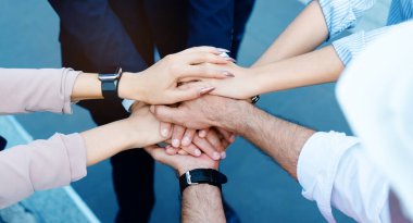 İş adamlarından oluşan yakın çevrenin amacı iş yapma, kabul etme, güvenme ve hedefe ulaşma anlaşmasıdır. Ortak girişimlere yatırım yapmak. Yozlaşma. Dürüstlük kavramı