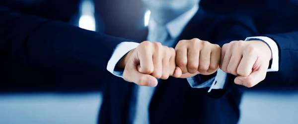 Yakın çekim, çok sayıda iş adamının uyum göstermesi için. Çalışmadaki kararlılık hedefe başarıyla ulaştı. Birlikte çalışalım. Karşılıklı yardım taahhüdü. Boşluğu kopyala