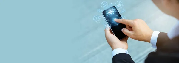 Elinde akıllı telefon olan iş adamları başvuru yoluyla müşterilerle iş yapmada aktifler. Borsa tahvillerine yatırım yapmak ve para bozdurmak.
