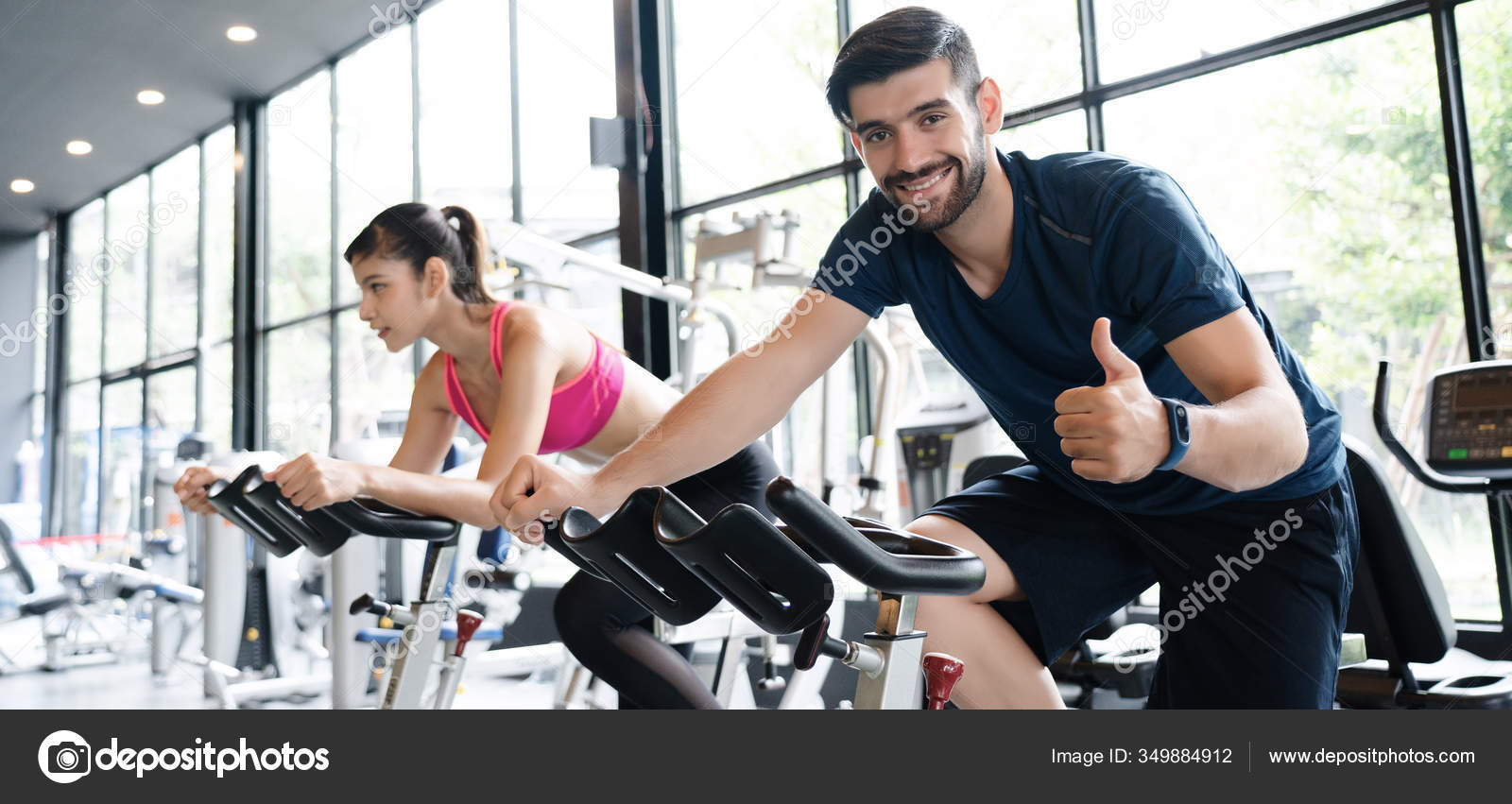 Manner Und Frauen Tragen Sportbekleidung Trainieren Fitnessstudio Mit Dem Fahrrad Stockfotografie Lizenzfreie Fotos C Maienternine Gmail Com 349884912 Depositphotos